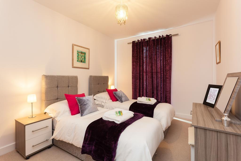Self-Contained Town Centre One Bedroom Apartments By Helmswood Serviced Apartments Redhill  Buitenkant foto