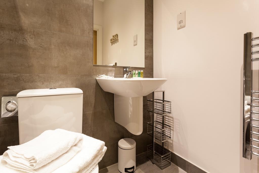 Self-Contained Town Centre One Bedroom Apartments By Helmswood Serviced Apartments Redhill  Buitenkant foto