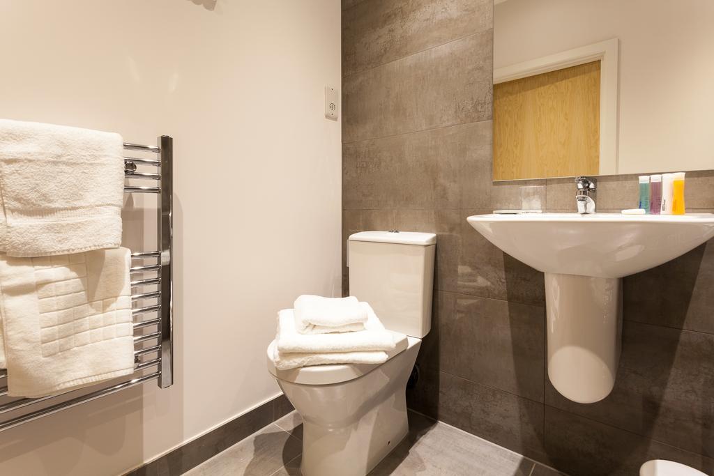 Self-Contained Town Centre One Bedroom Apartments By Helmswood Serviced Apartments Redhill  Buitenkant foto