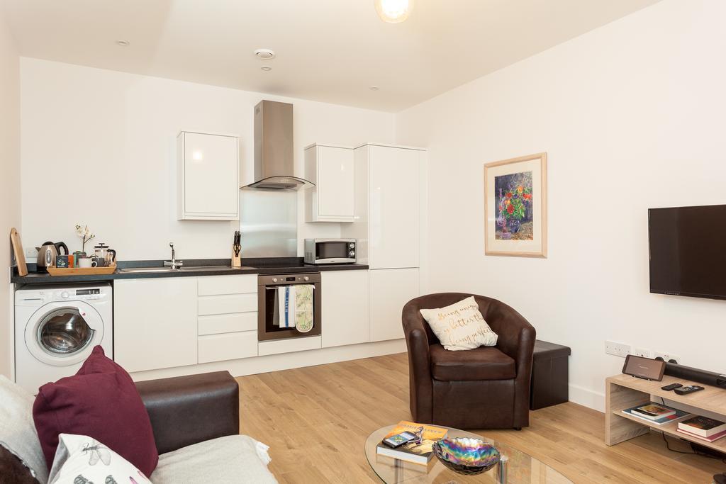 Self-Contained Town Centre One Bedroom Apartments By Helmswood Serviced Apartments Redhill  Buitenkant foto