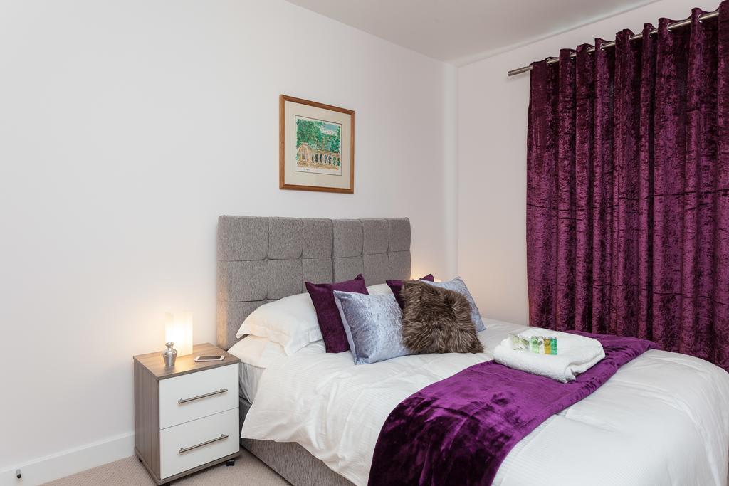 Self-Contained Town Centre One Bedroom Apartments By Helmswood Serviced Apartments Redhill  Buitenkant foto