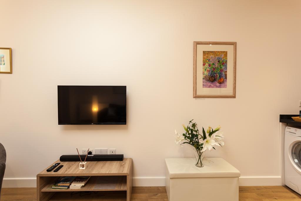 Self-Contained Town Centre One Bedroom Apartments By Helmswood Serviced Apartments Redhill  Buitenkant foto