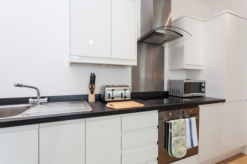 Self-Contained Town Centre One Bedroom Apartments By Helmswood Serviced Apartments Redhill  Buitenkant foto