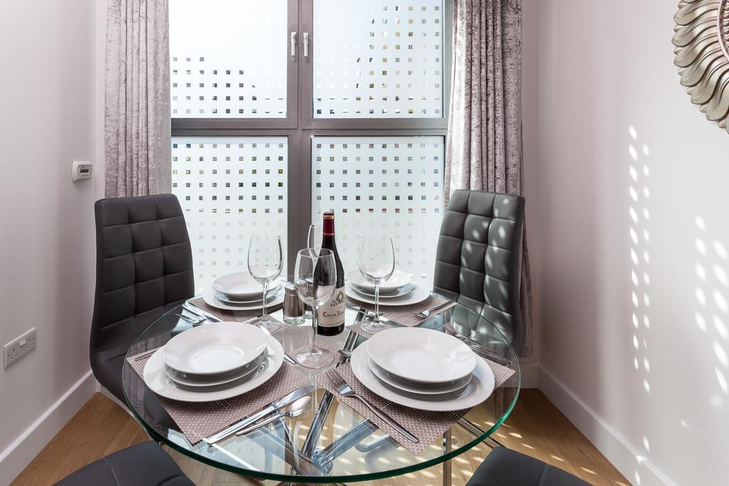 Self-Contained Town Centre One Bedroom Apartments By Helmswood Serviced Apartments Redhill  Buitenkant foto