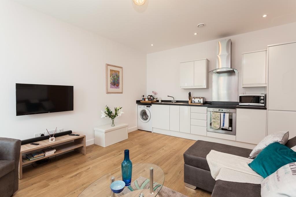 Self-Contained Town Centre One Bedroom Apartments By Helmswood Serviced Apartments Redhill  Buitenkant foto