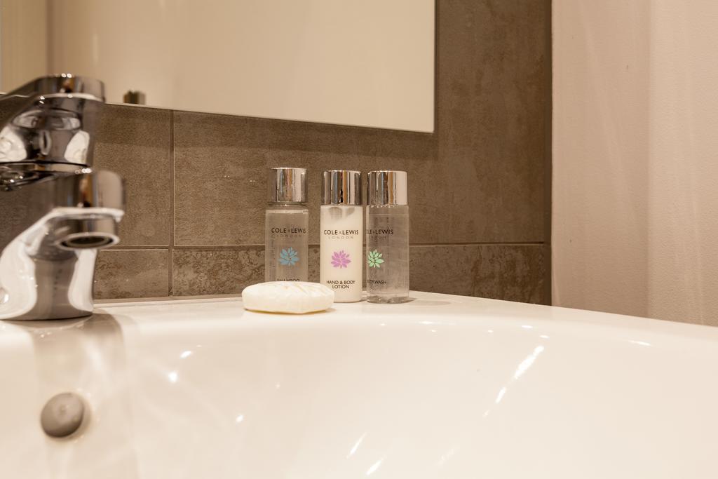 Self-Contained Town Centre One Bedroom Apartments By Helmswood Serviced Apartments Redhill  Buitenkant foto