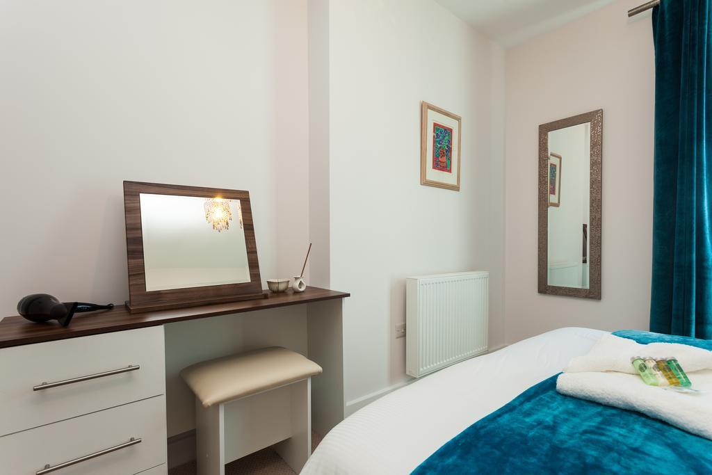 Self-Contained Town Centre One Bedroom Apartments By Helmswood Serviced Apartments Redhill  Buitenkant foto