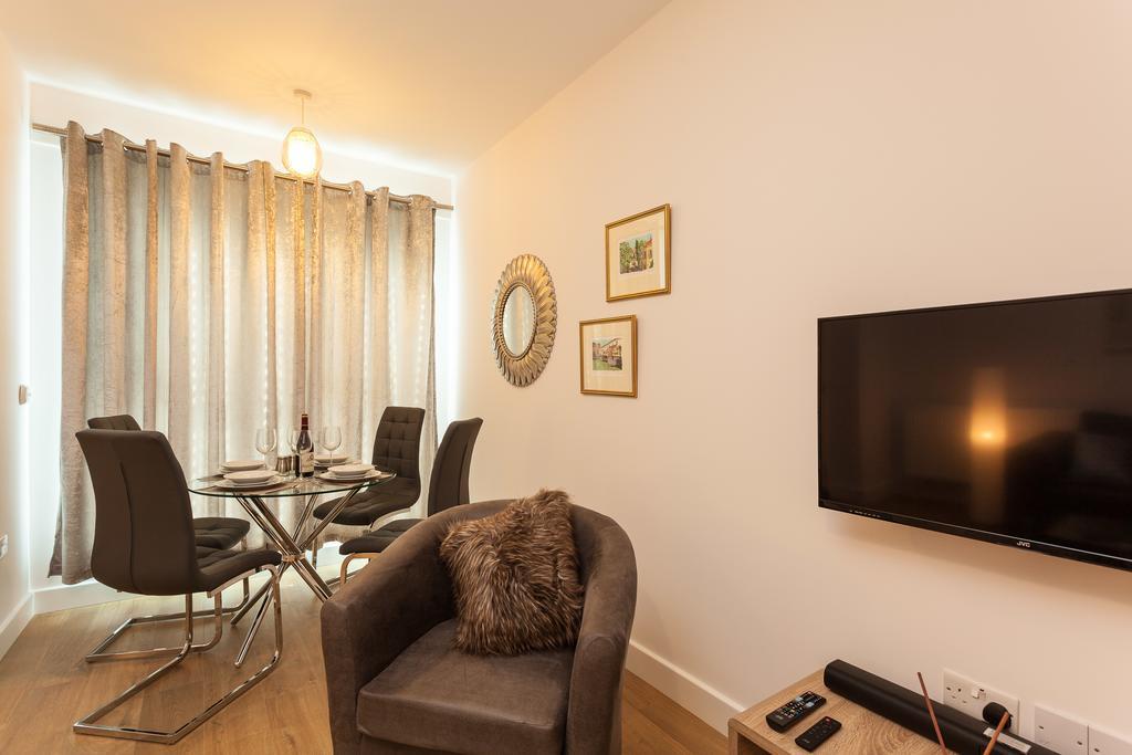 Self-Contained Town Centre One Bedroom Apartments By Helmswood Serviced Apartments Redhill  Buitenkant foto