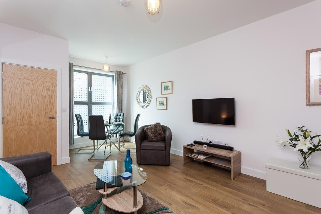 Self-Contained Town Centre One Bedroom Apartments By Helmswood Serviced Apartments Redhill  Buitenkant foto