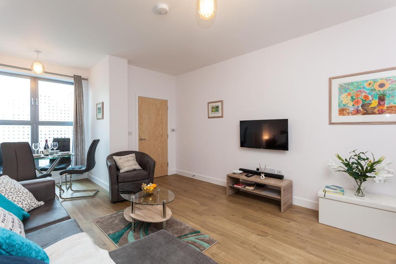 Self-Contained Town Centre One Bedroom Apartments By Helmswood Serviced Apartments Redhill  Buitenkant foto